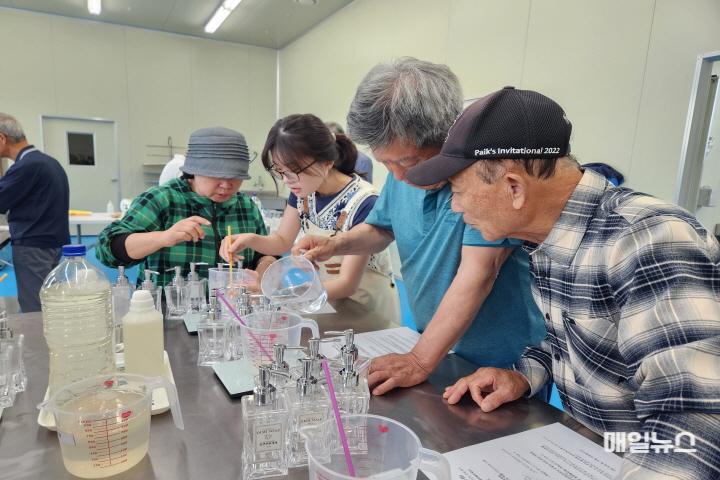 강화군, ‘갑비고차 전원생활연구회’ 훈훈한 선행 펼쳐 ⓒ 강화군 갑비고차 전원생활연구회 기부 (3)0.jpg
