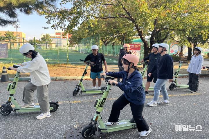 인천환경공단 직원들이 `전동킥보드 안전교육`을 받고 있다. ⓒ 인천환경공단 사진10.jpg