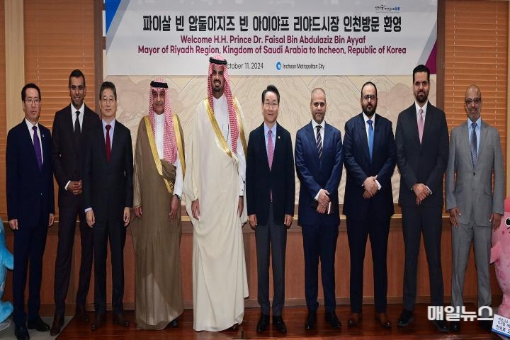 유정복 인천광역시장이 11일 시청 대접견실에서 사우디아바리아 파이살 빈 압둘아지즈 빈 아이야프(Faisal Bin Abdulaziz Bin Ayyaf) 리야드(Riyadh)시장을 접견하고 기념촬영을 하고 있다. ⓒ 인천시 17286330411480.jpg