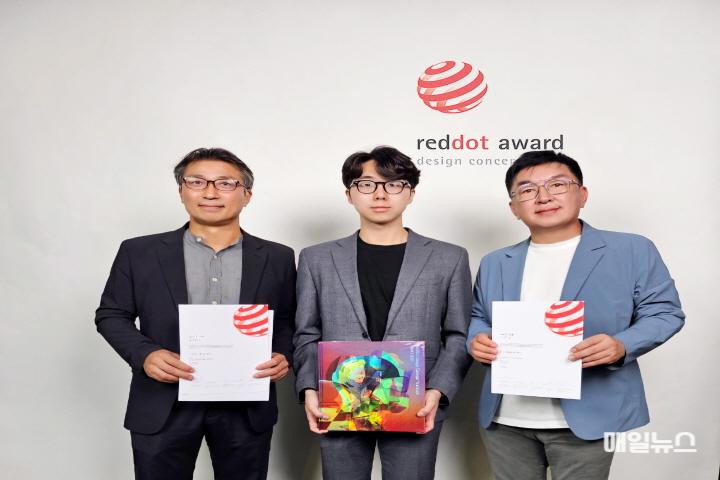 지난 10일 싱가포르에서 열린 '2024 레드닷 디자인 어워드'에서 인천국제공항공사 전영근 처장(사진 왼쪽), 강현우 대리(사진 가운데), 시공테크 신강준 본부장(사진 오른쪽)이 기념촬영을 하고 있다. ⓒ 인천국제공항공사 별첨1_인천공항, 2024 레드닷 어워드 시상식 사진0.jpg