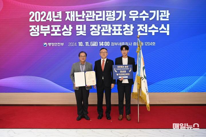 지난 11일 정부 세종청사에서 행정안전부 주관으로 열린 ‘2024년도 재난관리평가 우수기관 정부포상 및 장관표창 전수식’에서 인천국제공항공사 이정한 차장(사진 왼쪽), 김민국 과장(사진 오른쪽)이 국무총리 표창을 전수받은 후 이한경 행정안전부 재난안전관리본부장(사진 가운데)과 기념촬영을 하고 있다. ⓒ 인천국제공항공사 별첨_인천공항공사, 재난관리평가 국무총리 표창 수상 사진0.JPG