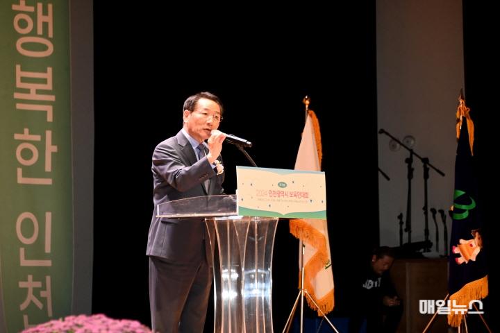 유정복 인천광역시장이 14일 인천광역시교육청 평생학습관에서 열린 '2024 인천광역시 보육인대회'에서 축사를 하고 있다. ⓒ 인천시 유정복 인천광역시장이 14일 인천광역시교육청 평생학습관에서 열린 '2024 인천광역시 보육인대회'에서 축사를 하고 있다.0.JPG