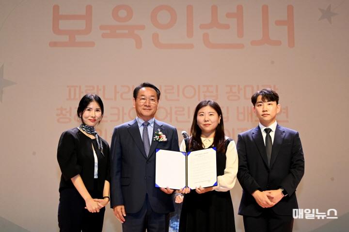 유정복 인천광역시장이 14일 인천광역시교육청 평생학습관에서 열린 '2024 인천광역시 보육인대회'에서 보육인선서를 받고 있다.0.JPG