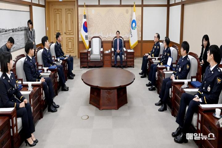 유정복 인천광역시장이 14일 시청 접견실에서 제79주년 경찰의 날 기념 '2024년 모범경찰 공무원 표창 수여식'에서 수상자들을 격려하고 있다. ⓒ 인천시 유정복 인천광역시장이 14일 시청 접견실에서 제79주년 경찰의 날 기념 '2024년 모범경찰 공무원 표창 수여식'에서 수상자들을 격려하고 있다.0.JPG
