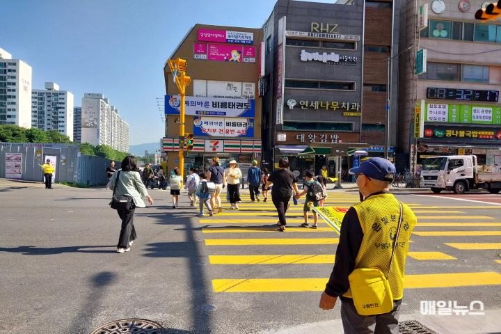 부평구노인복지관, 은빛보안관 교통계도로 안전한 통학환경 조성 ⓒ 부평구노인복지관 은빛보안관 사진0.jpg