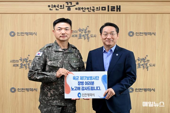 유정복 인천광역시장이 16일 시청 접견실에서 최근 북한의 도발과 관련해 이광섭 육군 제17보병사단장과 인천지역 안보현안을 논의하고 기념촬영을 하고 있다. ⓒ 인천시 17290591025980.JPG
