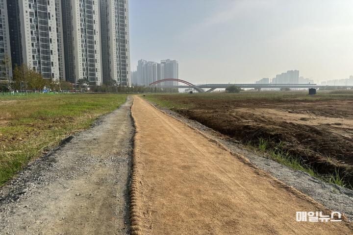 iH, 인천송도 R2부지에 장미원 및 맨발산책로 조성 ⓒ 인천도시공사 맨발산책로_현장사진0.jpg