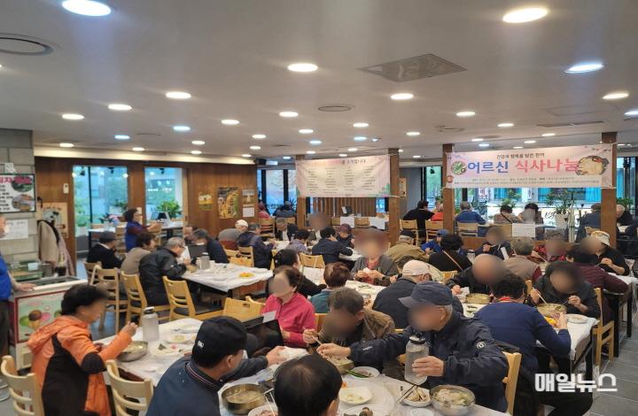 1025 계산4동 보장협의체, ‘건강과 행복을 담은 한 끼’ 어르신 식사대접 행사 실시 (1)0.jpg
