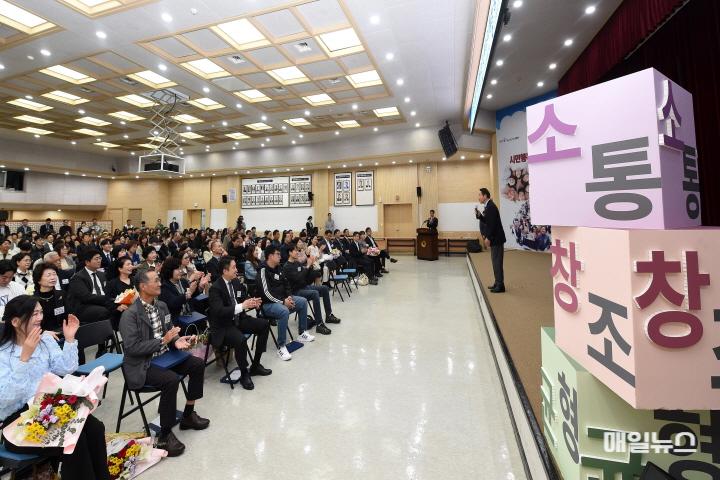 인천시, 선행과 봉사 실천한 모범시민 등 90명 표창 ⓒ 인천시 유정복 인천광역시장이 25일 시청 대회의실에서 열린 '2024년 3분기 모범선행시민 및 우수 이ㆍ통장 표창 수여식'에서 축사를 하고 있다.10.jpg