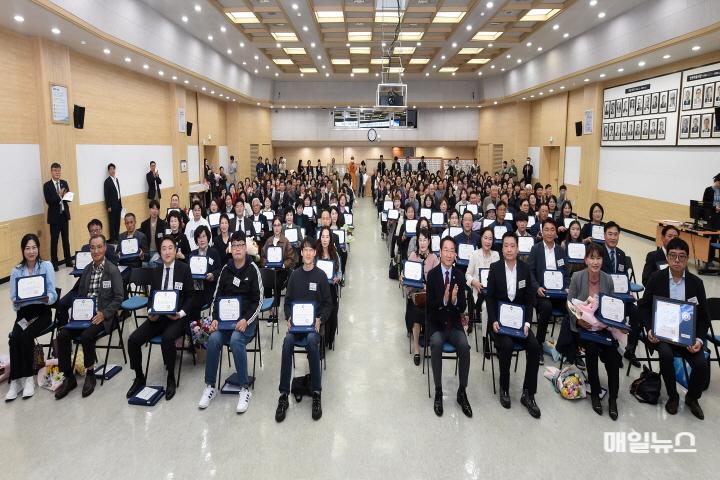 인천시, 선행과 봉사 실천한 모범시민 등 90명 표창 ⓒ 인천시 유정복 인천광역시장이 25일 시청 대회의실에서 열린 '2024년 3분기 모범선행시민 및 우수 이ㆍ통장 표창 수여식'에서 수상자들과 기념촬영을 하고 있다.0.jpg