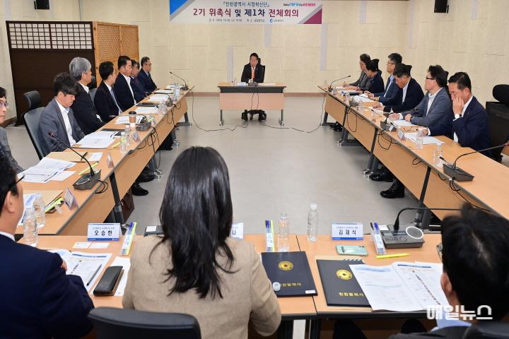 유정복 인천광역시장이 30일 시청 공감회의실에서 열린 '시정혁신단 2기 위촉식'에서 참석 위원들과 기념촬영을 하고 있다. ⓒ 인천시 유정복 인천광역시장이 30일 시청 공감회의실에서 열린 '시정혁신단 2기 위촉식'에서 인사말을 하고 있다.0.jpg