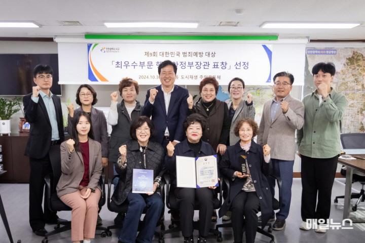 인천 서구 ‘가좌3동 주민공동체’, 제9회 대한민국 범죄예방대상 행안부장관표창 수상 ⓒ 서구청 1인천 서구 ‘가좌3동 주민공동체’, 제9회 대한민국 범죄예방대상 행안부장관표창 수상(2)0.jpg