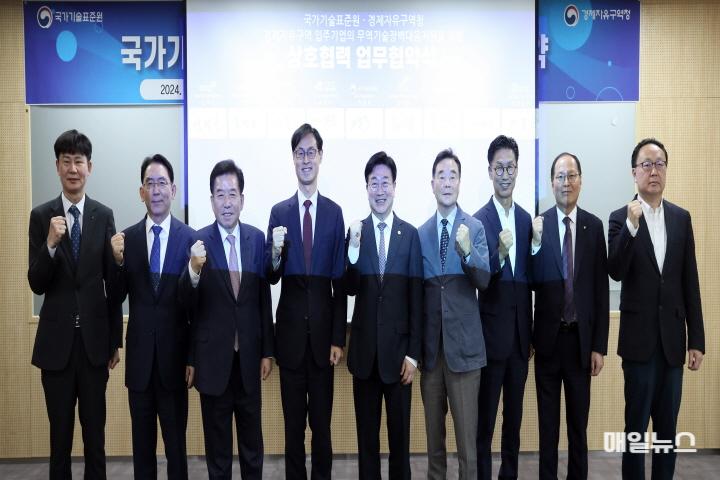 인천경제청, 외국인 근로자 고용허가제 규제 혁파 나선다 ⓒ 인천경제자유구역청 (241105)전국경제자유구역청장 협의회 및 국가표준원 업무협약 체결(8131)-원본0.jpg