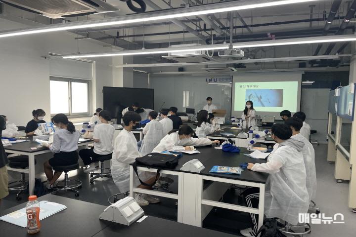 “바이오 산업 꿈나무들, 송도에 집결!” 인천경제청, 2024년 청소년 바이오 아카데미 개최 ⓒ 인천경제자유구역청 2022년 청소년 바이오 아카데미-인천대 실험실습 세션-20.jpeg