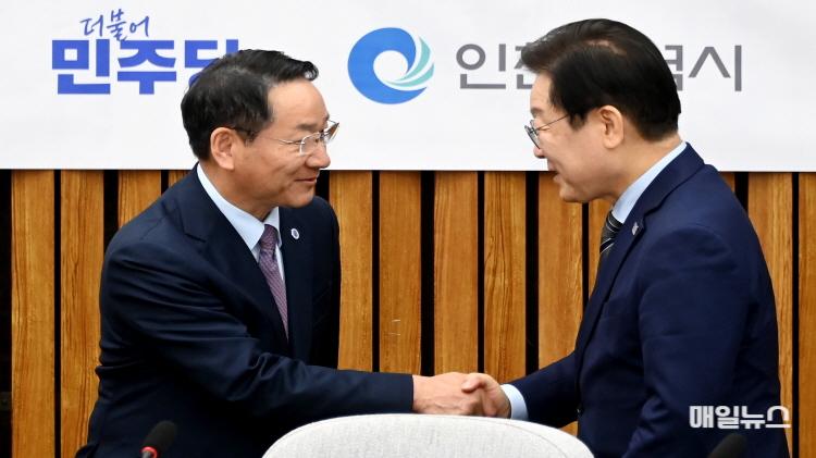 유정복 인천광역시장이 7일 서울 여의도 국회에서 열린 '2024년 더불어민주당 인천시당-인천시 당정협의회'에서 이재명 당대표와 인사하고 있다.0.JPG