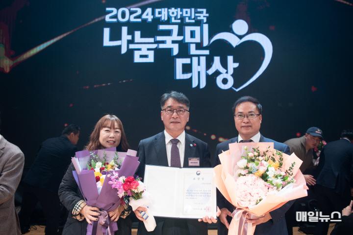 인천시설공단,「대한민국 나눔국민대상」보건복지부 장관상 수상 ⓒ 인천시설공단 ▲보건복지부 장관상을 수상한 인천시설공단 김종필 이사장(가운데)0.jpg