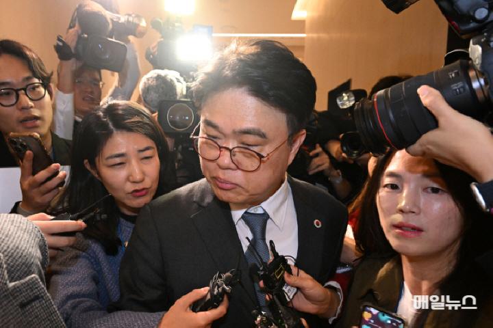 임현택 대한의사협회 회장이 10일 서울 용산구 의협 회관에서 열린 임시대의원총회 중 불신임안이 가결되자 회의장을 나서고 있다. / 사진ⓒ 연합뉴스 임현택(가운데) 대한의사협회 회장이 10일 서울 용산구 의협 회관에서 열린 임시대의원총회 중 불신임안이 가결되자 회의장을 나서고 있다.0.jpg