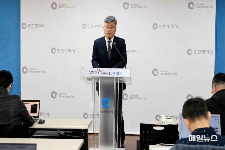문화, 예술, 낭만이 흐르는 인천애뜰, 다시 한번 재탄생 ... 시민께 돌려드립니다. ⓒ 인천시 유용수 행정국장이 12일 시청 브리핑룸에서 행정국 소관 현안과 관련해 기자브리핑을 하고 있다.0.JPG
