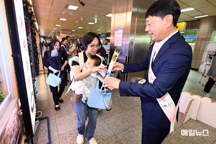 1. _지금, 우리 아이들에게 _사랑해_라고 말해주세요_ 부평구, 아동학대 예방의 날 기념 유관기관 합동캠페인 진행20.JPG