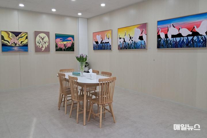‘멸종위기의 천사 저어새고향에 오다’ 갤러리더나인 전시 장면0.jpg