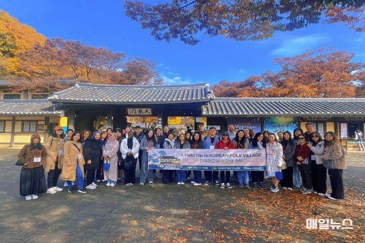 지난 15일 인천경제청의 IFEZ 한국어교실 수강생 50명이 한국 민속촌 견학 후 기념 사진을 촬영하고 있다. ⓒ 인천경제자유구역청 지난 11월 15일 IFEZ 한국어교실 수강생 한국민속촌 견학_10.jpg