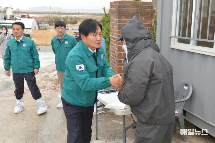 박용철 군수, AI 방역현장 찾아 방역 및 예방 철저 당부 ⓒ 강화군 ai현장확인 (1)0.JPG