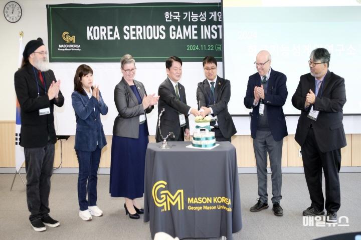 개소식 참석 내외빈의 떡케익 커팅 세러머니. ⓒ 인천경제자유구역청 (241122)한국조지메이슨대학교 기능성게임연구소 개소(0970)-원본0.JPG