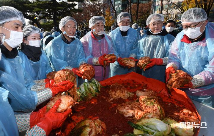 유정복 인천광역시장이 23일 인천애뜰에서 열린 '2024 인천 김장나눔 대축제'에서 취약계층에 전달할 김장을 하고 있다. ⓒ 인천시 유정복 인천광역시장이 23일 인천애뜰에서 열린 '2024 인천 김장나눔 대축제'에서 취약계층에 전달할 김장을 하고 있다.0.jpg