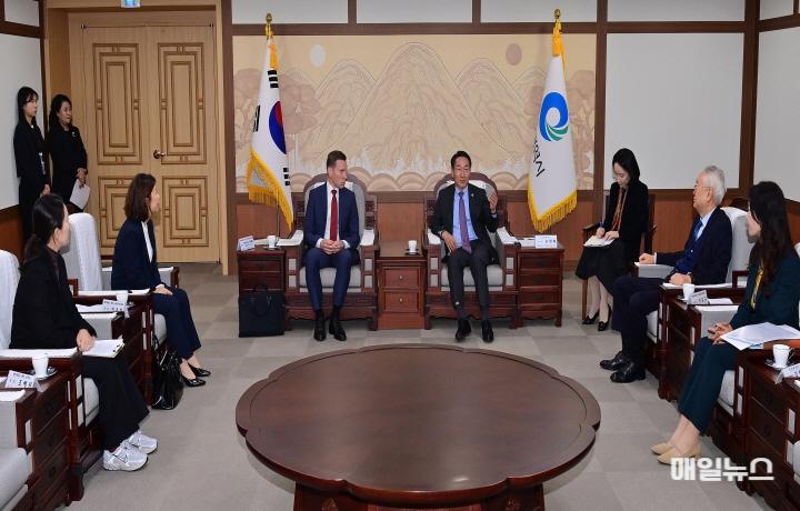 유정복 인천광역시장이 25일 시청 대접견실에서 열린 '인천검암아동보호전문기관 조성사업 지원식'에서 마티아스 바이틀(Mathias Vaitl) 메르세데스-벤츠 사회공헌위원회 의장과 협력방안 등을 논의하고 있다.0.jpg