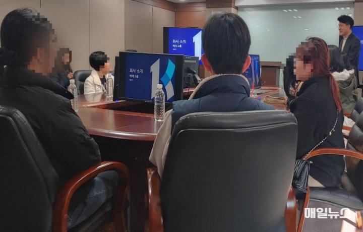 인천시청년미래센터는 지난 22일 고립은둔청년 11명과 함께 IT 전문기업 ㈜케이원을 찾아 기업 탐방 프로그램을 진행했다. ⓒ 인천시 인천시청년미래센터는 지난 22일 고립은둔청년 11명과 함께 IT 전문기업 ㈜케이원을 찾아 기업 탐방 프로그램을 진행했다.0.jpg