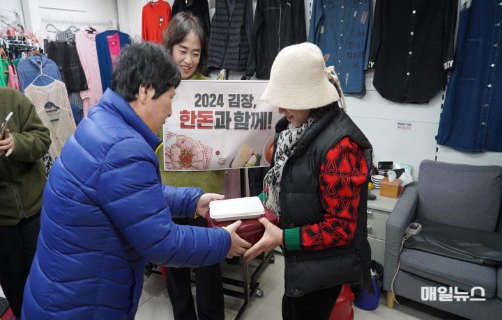 미추홀푸르내 김효숙(52) 씨가 지난 26일 이웃에 있는 상점을 찾아가 한돈자조금이 후원한 한돈 수육과 김장 김치를 전달하고 있다. ⓒ 인천시 미추홀푸르내 김효숙(52) 씨가 지난 26일 이웃에 있는 상점을 찾아가 한돈자조금이 후원한 한돈 수육과 김장 김치를 전달하고 있다.0.jpg
