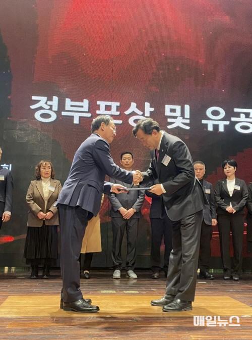 (4-2) 바르게살기운동 남동구협의회, 방명철 회장 대통령 표창 수상0.jpg