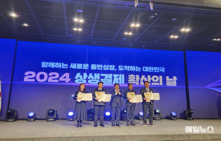 맨 왼쪽 김영미 인천시 회계담당관, 가운데 중소기업벤처기업부 차관 김성섭 ⓒ 인천시 맨 왼쪽 김영미 인천시 회계담당관, 가운데 중소기업벤처기업부 차관 김성섭0.jpg