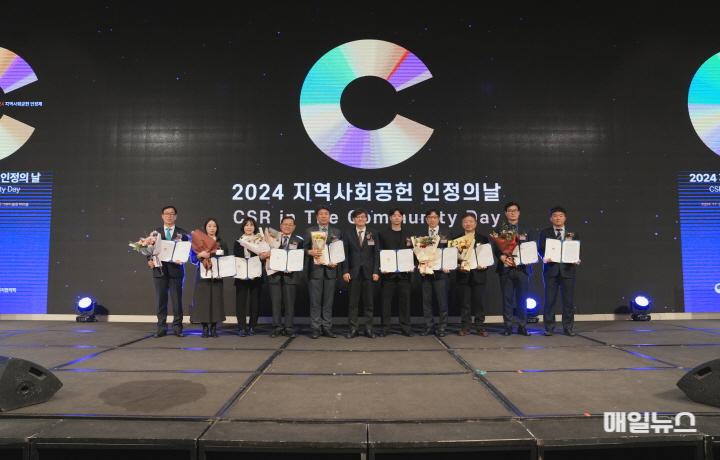 (왼쪽부터) 삼익신용협동조합, 여수시도시관리공단, 인천관광공사, 전북특별자치도 마음사랑병원, 제주관광공사, 한국사회복지협의회, 지에스리테일, 한국동서발전㈜, 한국식품안전관리인증원, 한국전력거래소, 현대모비스 ⓒ 인천관광공사 특별상 수상 사진0.jpg