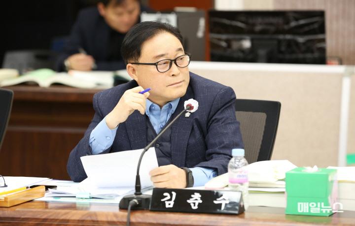 김춘수의원, 교통정책과에 경서지역 대중교통 시설 주민 불편 사항 즉시 개선 요구! ⓒ 서구의회 2024-11-29 보도자료(김춘수 의원, 경서지역 대중교통 시설 주민 불편사항 개선 요구)(1)0.jpg
