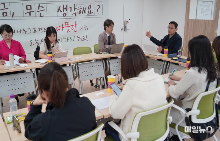 인천시장애인주거전환지원센터가 지난 4월 마련한 ‘소규모 스터디 그룹 SSG 사회사업 가치 내재화 및 개별화 지원’ 교육과정에 참여한 장애인시설 종사자들이 강의를 듣고 있다. ⓒ 인천시 인천시장애인주거전환지원센터가 지난 4월 마련한 ‘소규모 스터디 그룹 SSG 사회사업 가치 내재화 및 개별화 지원’ 교육과정에 참여한 장애인시설 종사자들이 강의를 듣고 있다.0.jpg