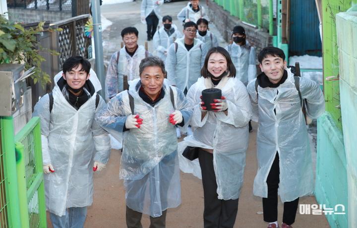 지난 3일 오후 인천 학익동에서 진행된 ‘함께하는 따뜻한 마음, 연탄 나눔’ 봉사활동에서 인천국제공항공사 이학재 사장(사진 왼쪽에서 두 번째)이 봉사자들이 기념촬영을 하고 있다. 이날 공사는 인천공항 4단계 그랜드 오픈을 기념하며 연간 수용용량 1억600만명을 상징하는 10,600장의 연탄을 지역 취약계층에 전달하였다. ⓒ 인천국제공항공사 사진1_인천공항공사, 연말맞이 국내외 봉사활동 실시0.jpg