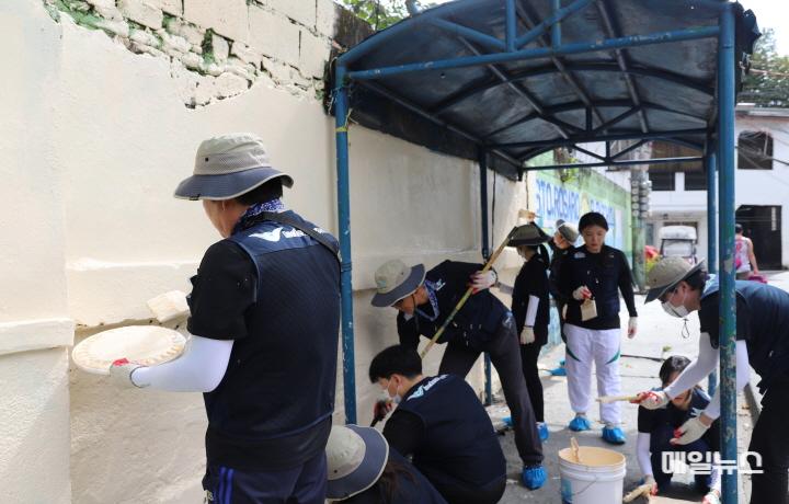 지난달 28일 필리핀 Sto. Rosario elementary school에서 진행된 교육시설 개선 활동에서 글로벌 봉사단 20기 단원들이 학교 외벽 단장을 하고 있다. ⓒ 인천국제공항공사 사진4_인천공항공사. 연말맞이 국내외 봉사활동 실시0.jpg