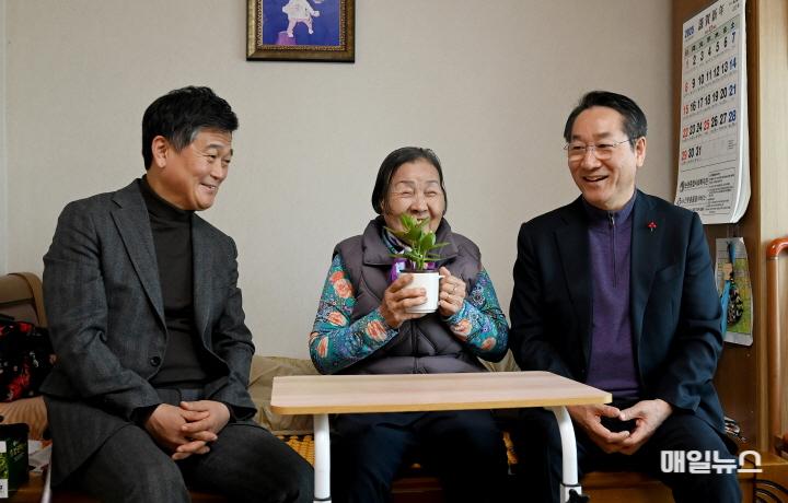 유정복 인천광역시장이 4일 남동구 논현동 독거 어르신 집을 방문해 한파대비 상황을 점검하고 있다. ⓒ 인천시 유정복 인천광역시장이 4일 남동구 논현동 독거 어르신 집을 방문해 한파대비 상황을 점검하고 있다.0.JPG