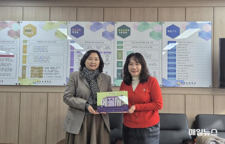 인천여성가족재단 인천양성평등센터 ‘찾아가는 양성평등 교육 인증 현판 전달식’ 개최 ⓒ 인천시 image050.jpg