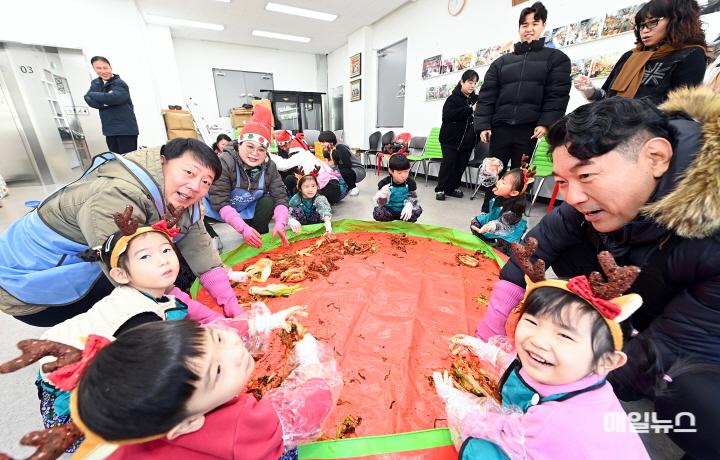 부평구, 부평종합시장 ‘김장나눔축제’ 성료 ⓒ 부평구 3. 부평구, 부평종합시장‘김장나눔축제’성료0.JPG