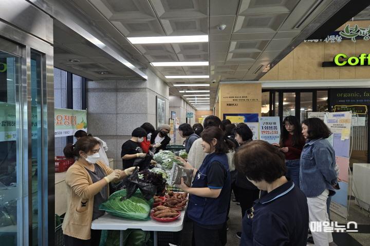 1. ‘주민과 함께하는 상생의 농산물 직거래 장터’ 부평구, 2024년 수요장터 성료0.jpg