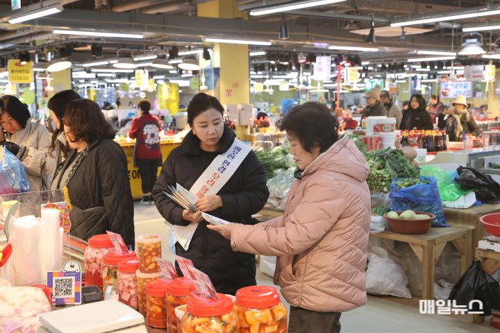 인천환경공단이 강화 풍물시장에서 이용객들에게 환경캠페인을 추진하고 있다. ⓒ 인천환경공단 7D0A2074(보도2)0.JPG