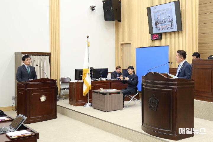 김남원 의원 ‘검단구 임시청사 선정 따른 문제점 해결과 수도권매립지 25년 종료이행’ 관련 2차 구정 질문 실시 ⓒ 서구의회 2024-12-16 보도자료(제271회 제2차 정례회 4차 본회의_구정질의_수도권매립지 로드맵 제시, 검단분구 추진 관련)(2)0.jpg