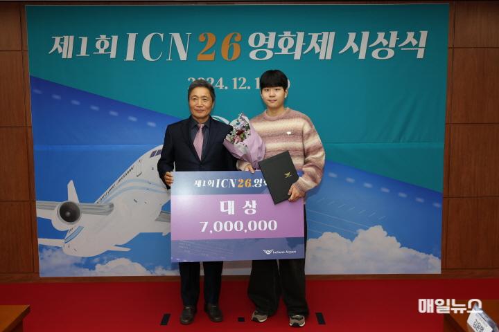 17일 인천국제공항공사 중회의실에서 열린 ‘제1회 ICN 26(이륙)영화제’ 시상식에서 인천국제공항공사 이학재 사장(사진 왼쪽)이 대상 수상자와 기념촬영을 하고 있다. ⓒ 인천국제공항공사 별첨1_인천공항공사, 제1회 ICN 26 영화제 시상식 사진0.JPG