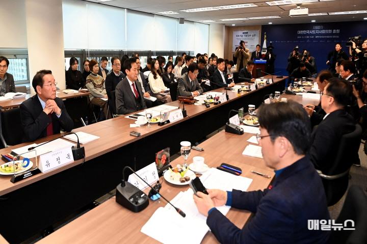 유정복 인천시장, 제18대 대한민국시도지사협의회 이끈다 ⓒ 인천시 유정복 인천광역시장이 17일 서울시 대한민국시도지사협의회에서 열린 '제60차 대한민국시도지사협의회 총회'에 참석하고 있다.0.JPG