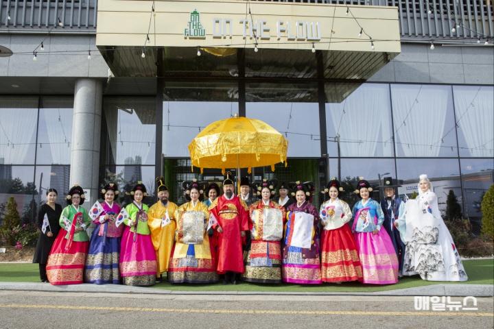 시니어 모델이 궁중합창단 단원으로 변신.. ㈜연리지 사진 제공0.jpg