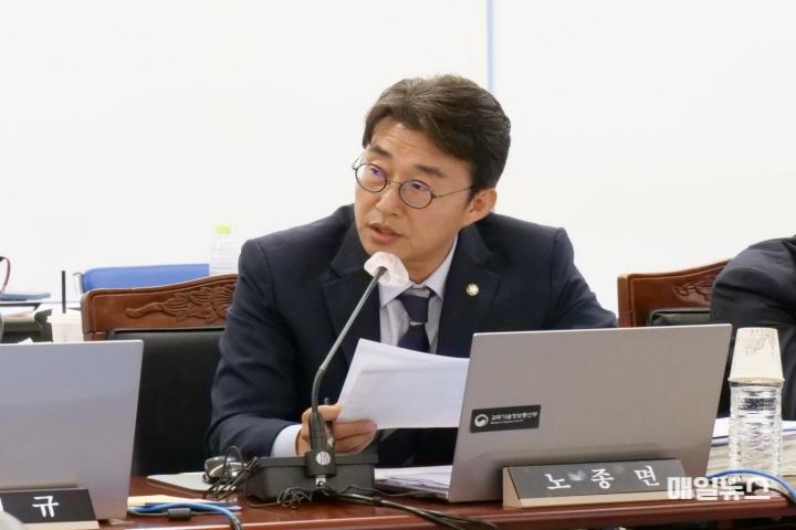 노종면 의원, 더불어민주당 ★노종면의원_국감_질의사진0.jpg