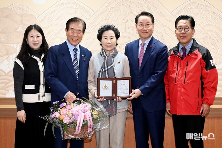 유정복 인천광역시장이 18일 시청 접견실에서 최근미 인천 185호 아너 소사이어티에게 인증패를 수여한 뒤 기념촬영을 하고 있다. ⓒ 인천시 유정복 인천광역시장이 18일 시청 접견실에서 최근미 인천 185호 아너 소사이어티에게 인증패를 수여한 뒤 기념촬영을 하고 있다.01.JPG