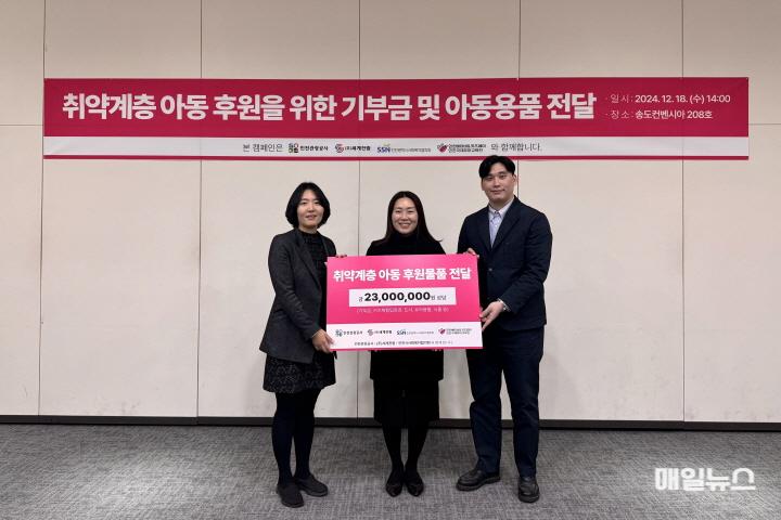 (왼쪽부터) 인천관광공사 김진영 전시팀장, 인천광역시사회복지협의회 나유선 나눔사업부장, 세계전람 정철의 과장 ⓒ 인천관광공사 관련 사진01.jpg